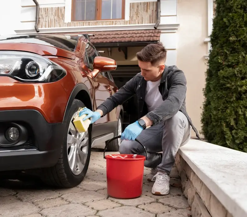 Lavage auto à domicile Trets : professionnel intervenant sur un véhicule